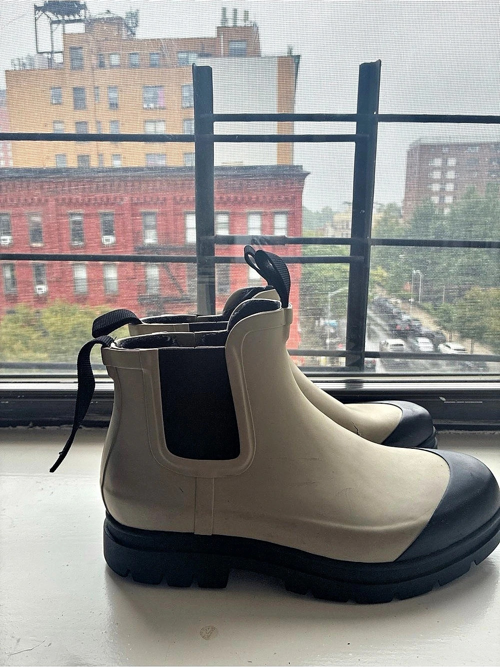 Everlane The Rain Boot Beige Black Chelsea Lug Sole Size 7